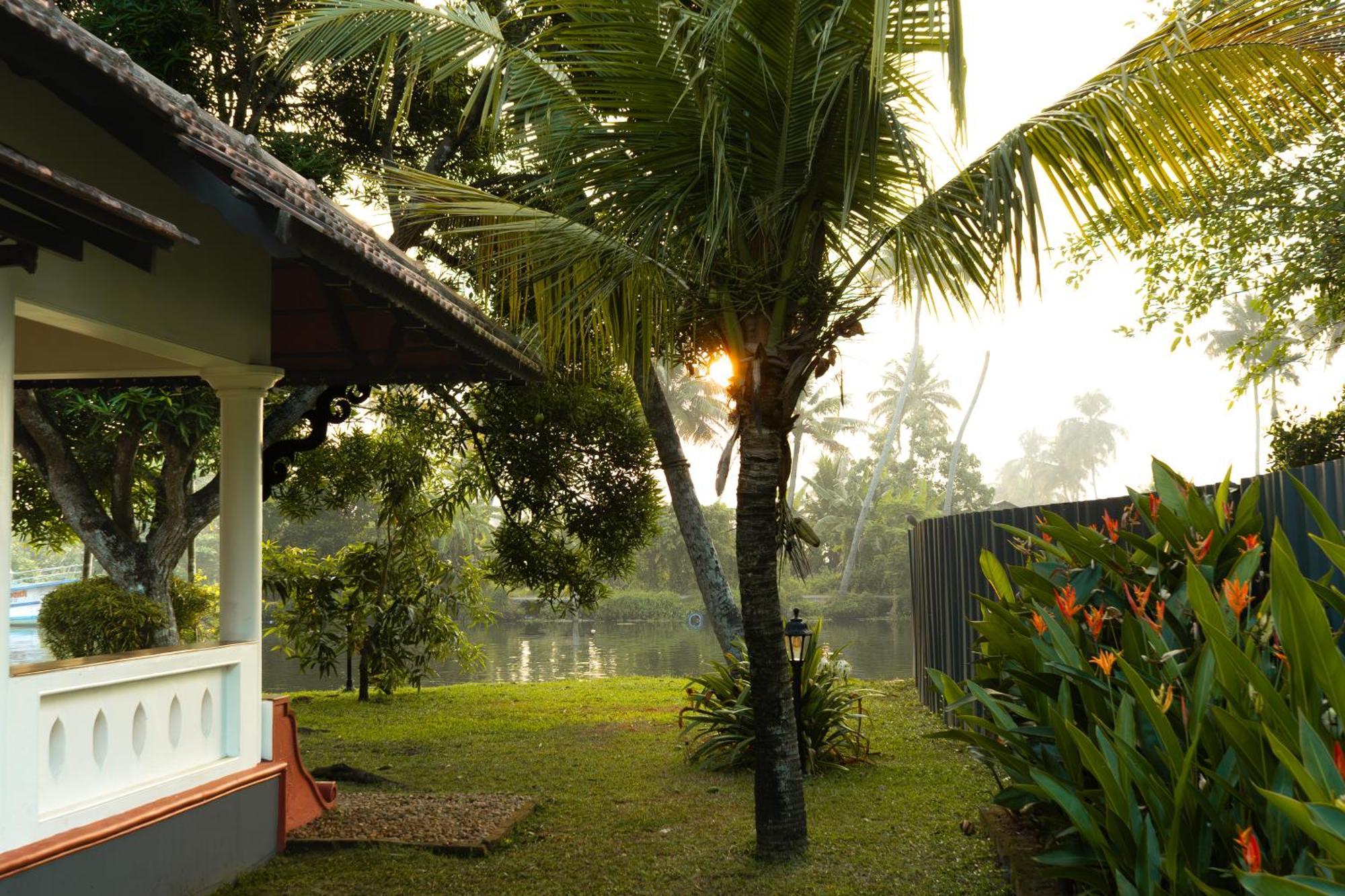 Palmgrove Lake Resort Alappuzha ภายนอก รูปภาพ